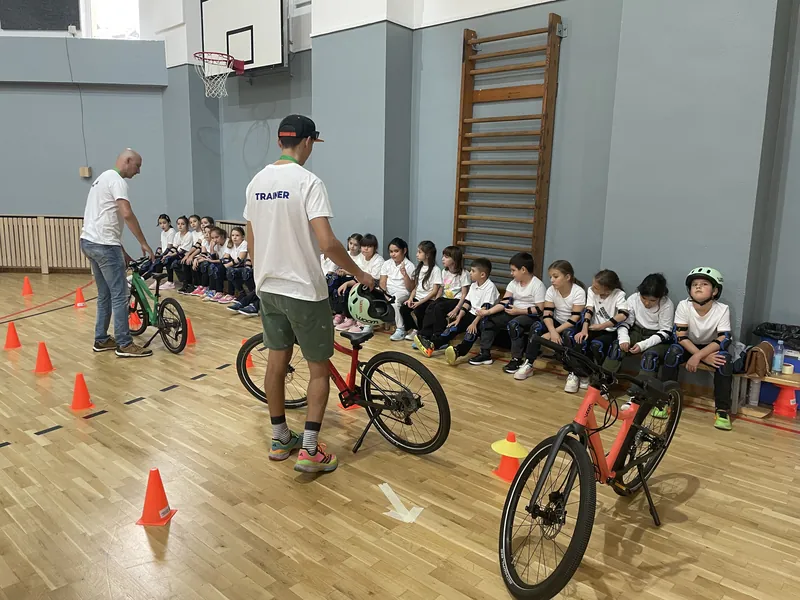 Sesiune EcoRider în sala de sport: trainer, biciclete și copii cu căști